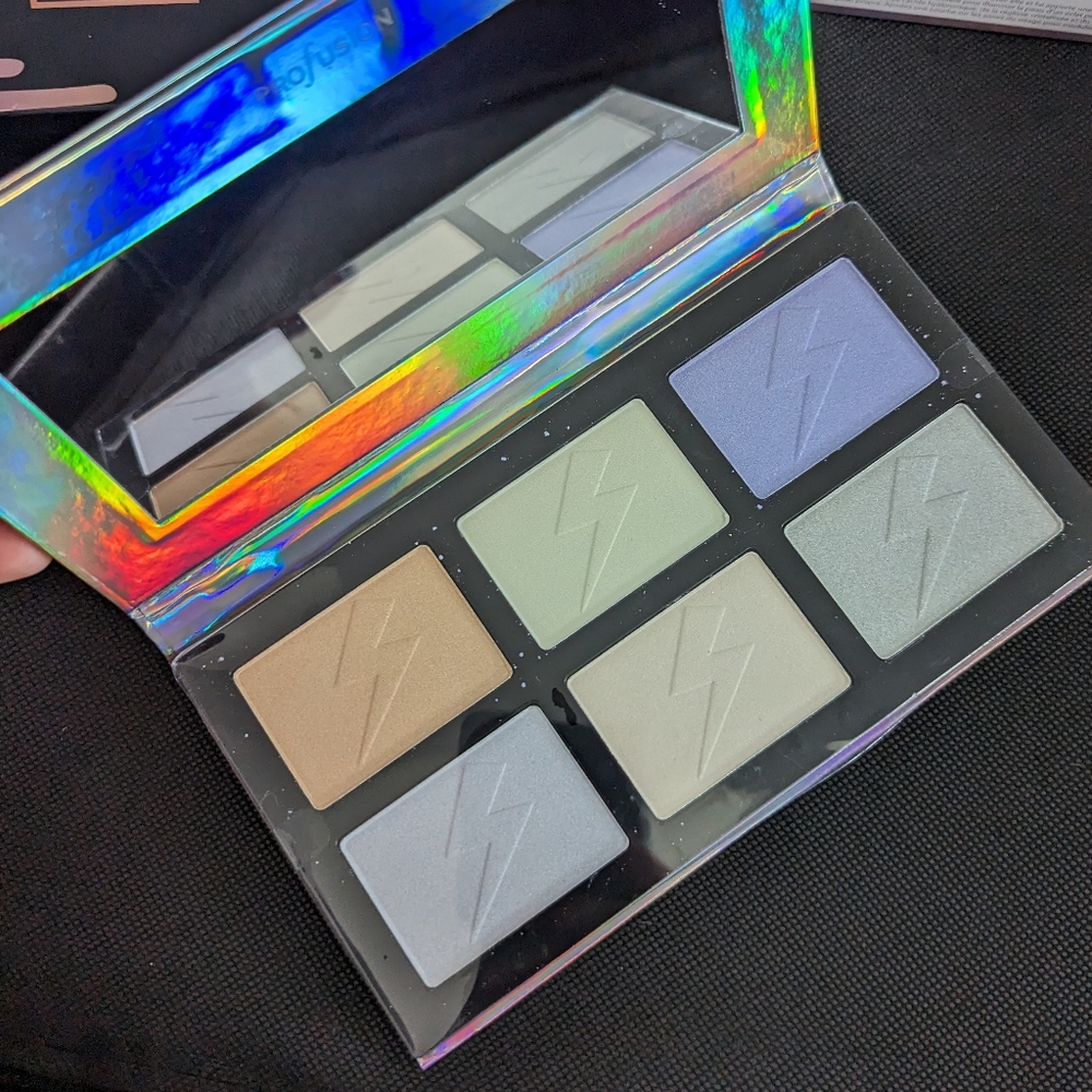 🥳 Pro Fusion Hypnotic Highlighter Palette